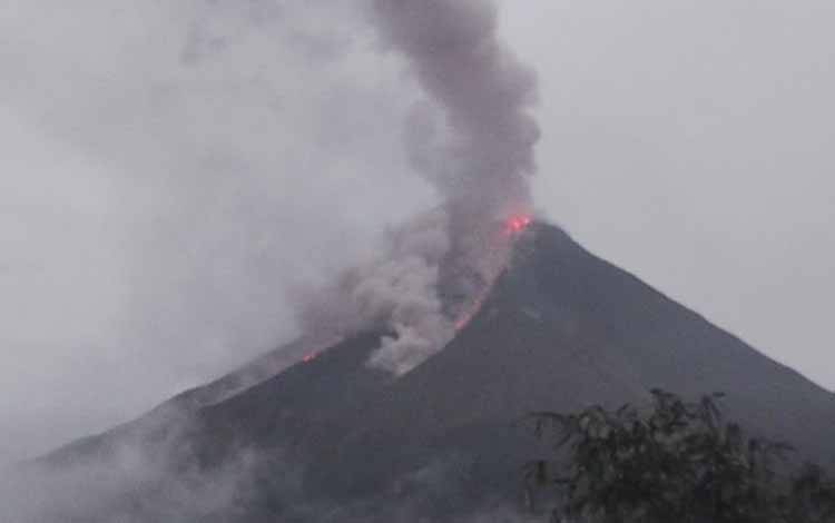 Aktivitas guguran lava Gunung Karangetang di Kabupaten Kepulauan Sitaro, Sulawesi Utara, setelah erupsi pada beberapa hari lalu. ANTARA/HO-PGA Karangetang
