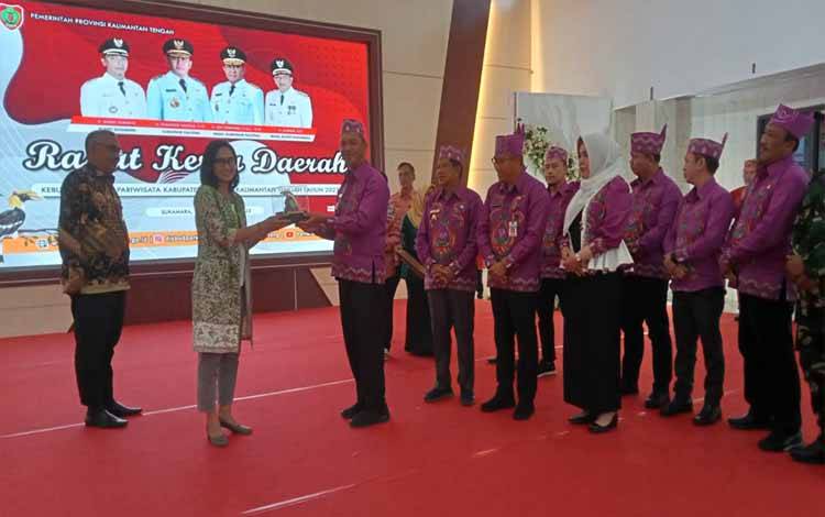 Penyerahan plakat kepada Bupati Sukamara, Windu Subagio pada acara Rakerda Bidang Kebudayaan dan Pariwisata se Kalimantan Tengah diaula kantor bupati Sukamara, Kamis, 23 Februari 2023. (FOTO:NORHASANAH)