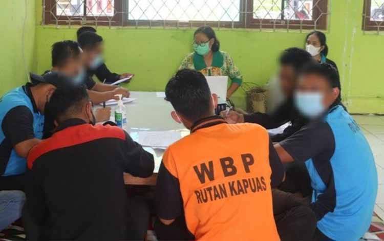 Kegiatan WBP Rutan Kuala Kapuas saat ikuti layanan konseling rehabilitasi. (FOTO: IST)
