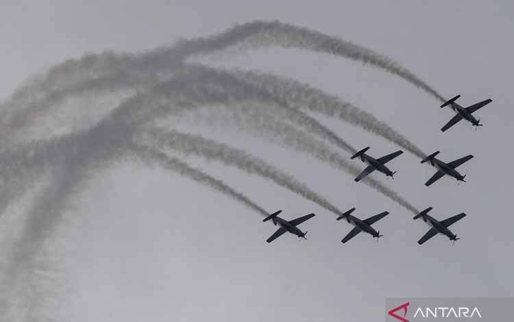 TNI. Penerbang dari Jupiter Aerobatik Team (JAT) TNI AU melakukan atraksi manuver udara saat perayaan HUT ke-77 TNI di Langit Monas, Jakarta, Rabu (5/10/2022). Perayaan HUT ke-77 TNI mengangkat tema 'TNI Adalah Kita' menampilkan flypast pesawat tempur F-16, atraksi Jupiter Aerobatic Team dan helikopter Tri Matra Flight membawa bendera merah putih . ANTARA FOTO/Wahyu Putro A/hp.