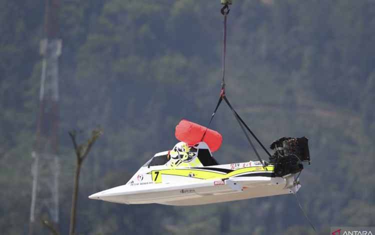 Petugas mengevakuasi perahu motor milik pebalap tim China CTIC Peter Morin menggunakan crane usai mengalami kecelakaan dalam latihan bebas putaran pertama Kejuaraan Dunia Perahu Motor F1 Powerboat (F1H2O) 2023 di Danau Toba, Balige, Sumatera Utara, Sabtu (25/2/2023). ANTARA FOTO/M Risyal Hidayat/hp.
