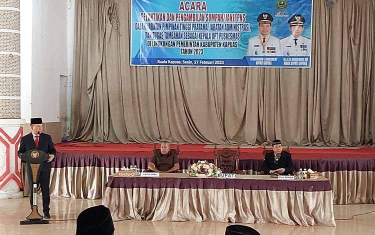 Bupati Kapuas, Ben Brahim S Bahat saat memberikan sambutan dalam pelantikan pejabat lingkup Pemkab Kapuas, Senin, 27 Februari 2023. (FOTO: DODI)