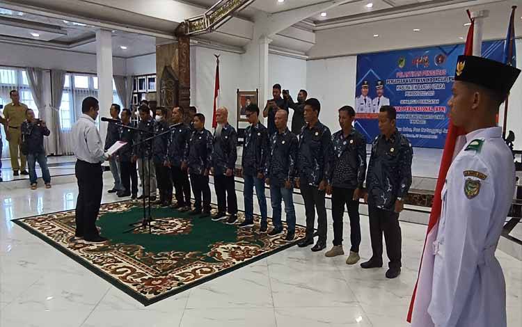 Ketua PWI Kalteng melantik dan mengukuhkan pengurus PWI Barito Utara periode 2022-2025 di gedung balai Antang Muara Teweh, Senin 27 Februari 2023. (foto: Dhani)
