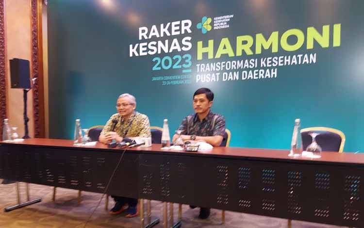 Wakil Menteri Kesehatan RI Prof Dante Saksono Harbuwono (kanan) didampingi Sekjen Kemenkes RI Kunta Wibawa Dasanugraha saat menyampaikan keterangan pers terkait Rapat Kerja Kesehatan Nasional (Rakerkesnas) 2023 di Bali Sidang JCC, Jakarta, Jumat (23/2/2023). (ANTARA/Andi Firdaus)