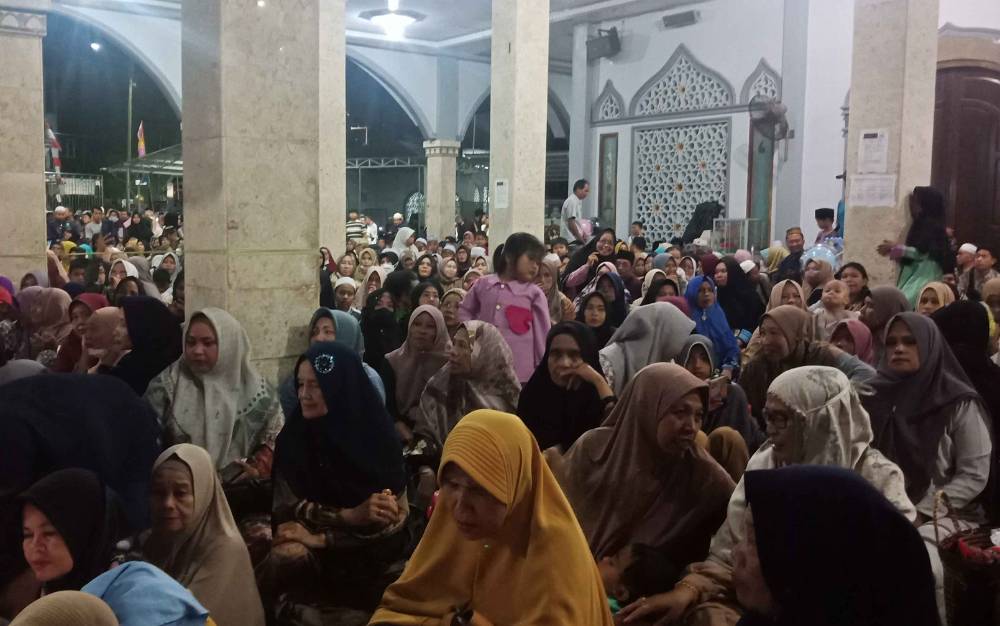 Ratusan penonton memadati Masjid Nurul Iman untuk menyaksikan penutupan MTQ ke 54 tingkat Kecamatan MB Ketapang, Senin, 27 Februari 2023. (FOTO: DEWIP*?