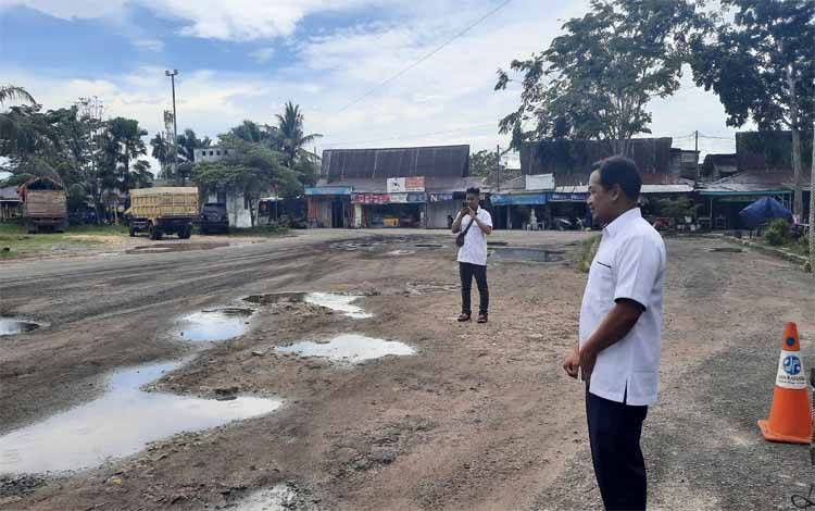 Kepala Terminal Tipe B Natai Suka, Syamsul Qomar saat menunjukkan kawasan terminal yang jalannya berlubang