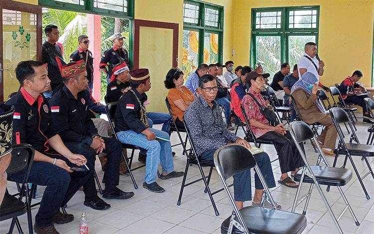 Mediasi konflik lahan antara H Suprianyoto dan PT Indopenta Sejahtera Abadi di Aula Kantor Camat Paju Epat, Selasa, 28 Februari 2023. (FOTO: BOLE MALO)