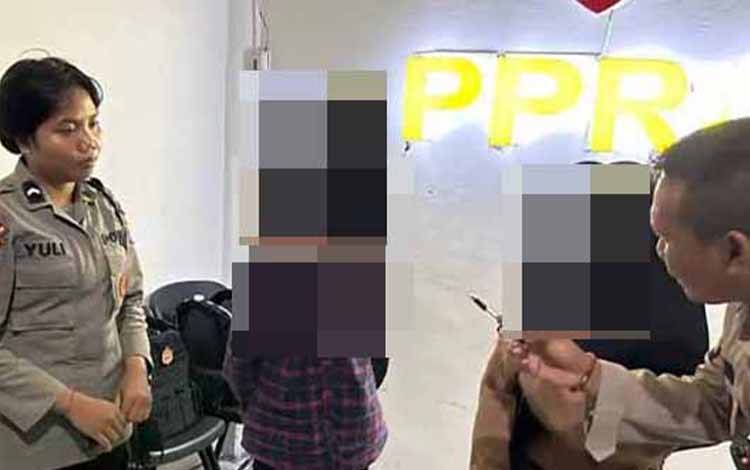 Anggota Tim PPRC Ditsamapta Polda Kalteng saat meminta keterangan kepada remaja yang kedapatan mengisap lem fox. (FOTO: HUMAS)