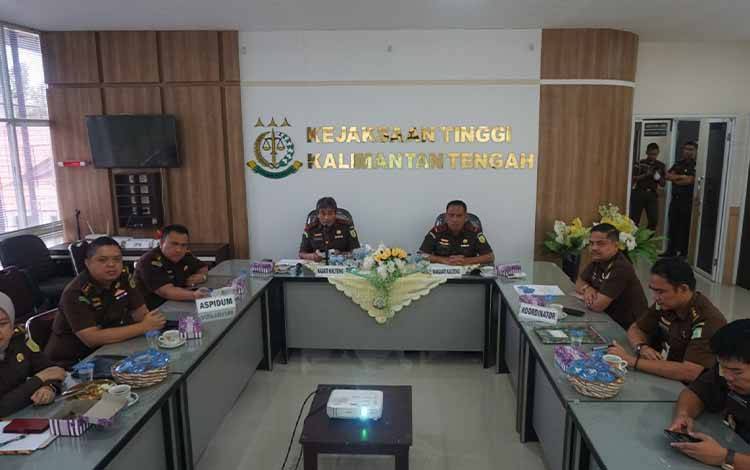 Kajati Kalteng Pathor Rahman dan jajarannya saat kegiatan ekspos virtual penghentian penuntutan Perkara Penggelapan, Kamis, 2 Maret 2023 (FOTO: Penkum Kejati Kalteng)