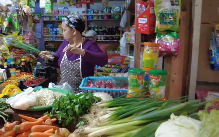 Kegiatan jual beli di Pasar Kahayan Kota Palangka Raya. Pemprov Kalteng menjamin ketersediaan stok bahan pangan menjelang hari besar keagamaan. (FOTO: IST)