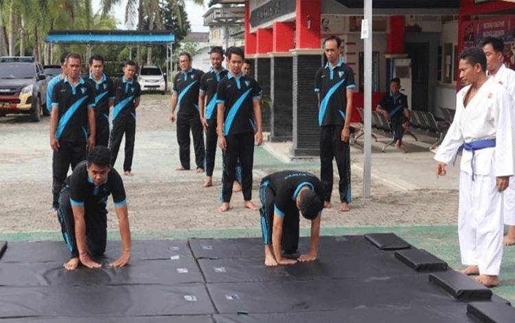 Pegawai Rutan Kuala Kapuas saat mengikuti latihan bela diri, Jumat, 3 Maret 2023. (FOTO: IST)