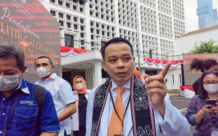 Dokumentasi - Sekjen DPP Partai Berkarya Badaruddin Andi Picunang di halaman Gedung KPU RI, Jakarta. (ANTARA/Melalusa Susthira K.)