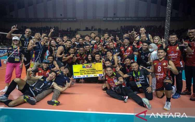 Sejumlah pebola voli Jakarta Lavani Allo Bank meluapkan ekspresi usai mengalahkan Jakarta STIN BIN pada pertandingan Seri Kedua Putaran Pertama final four Putra PLN Mobile Proliga 2023 di GOR Jatidiri, Semarang, Jawa Tengah, Jumat (3/3/2023). Jakarta Lavani kalahkan Jakarta STIN BIN dengan skor 3-1 (25-23, 25-21, 19-25 dan 25-22). ANTARA FOTO/Aji Styawan/tom.