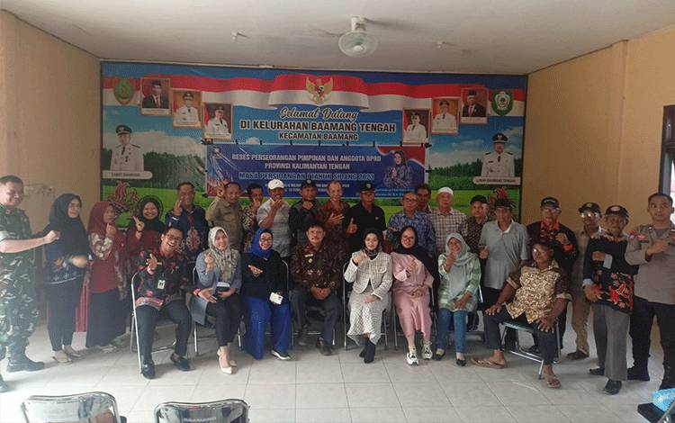Anggota Komisi IV DPRD Provinsi Kalteng Rizky Amalia Darwan Ali saat berfoto bersama dengan peserta reses (FOTO : RIZKY AMALIA DARWAN ALI)