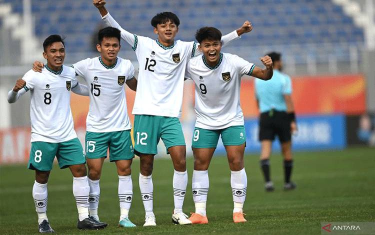 Pemain Timnas U-20 Indonesia Hokky Caraka (kanan) bersama rekan setimnya melakukan selebrasi seusai berhasil mencetak gol ke gawang Timnas U-20 Suriah dalam kualifikasi Grup A Piala Asia U-20 di Stadion Lokomotiv, Tashkent, Uzbekistan, Sabtu (4/3/2023). ANTARA FOTO/Sigid Kurniawan/nz. (ANTARA FOTO/SIGID KURNIAWAN)