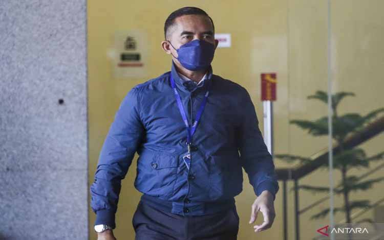 Mantan Kepala Kantor Bea Cukai Yogyakarta Eko Darmanto berjalan memasuki ruangan saat akan menjalani pemeriksaan di Gedung Merah Putih KPK, Jakarta, Selasa (7/3/2023). (ANTARA FOTO/Rivan Awal Lingga/YU)