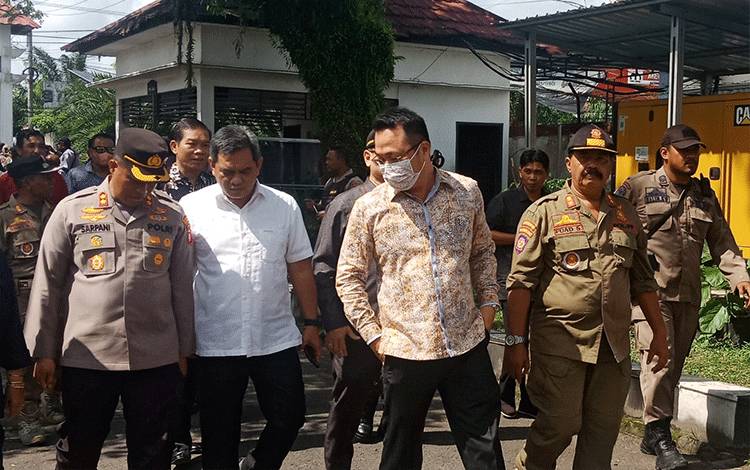 Anggota DPRD Kotim, Hendra Sia saat hendak menemui sopir galian C dalam aksi demo, Rabu, 8 Maret 2023. (FOTO: DEWIP)?