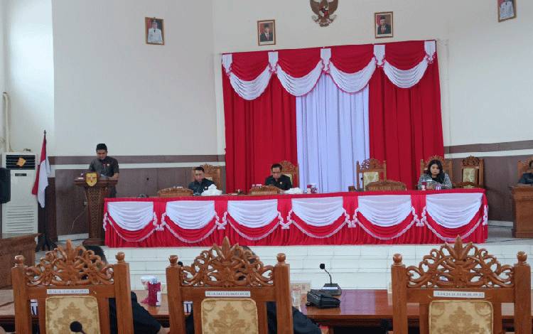 Juru bicara DPRD Gunung Mas dapil II Binartha saat menyampaikan hasil reses di rapat paripurna, Selasa, 7 Maret 2023. (FOTO: RISKA YULYANA)