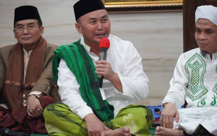 Gubernur Kalimantan Tengah, Sugianto Sabran saat menyampaikan pengalamannya saat umroh di Musholla Rujab Gubernur Kalteng, Jumat, 10 Maret 2023. (FOTO: IST)
