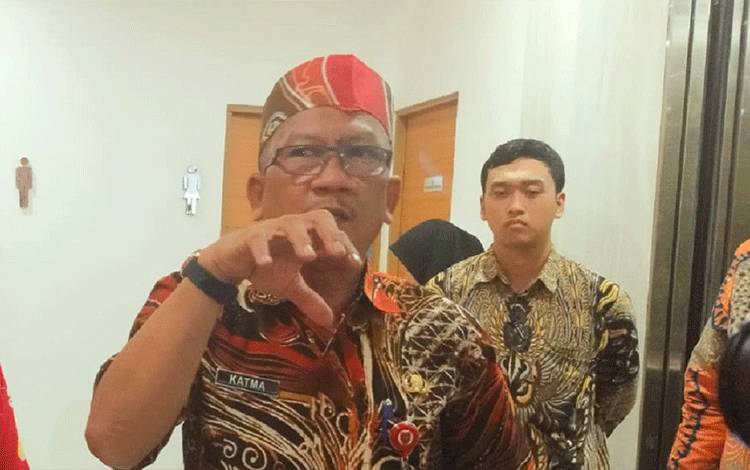 Asisten Bidang Pemerintahan dan Kesra Setda Kalteng, Katma F. Dirun saat diwawancara di Hotel Fovere Palangka Raya, Jumat, 10 Maret 2023. (FOTO: IST)