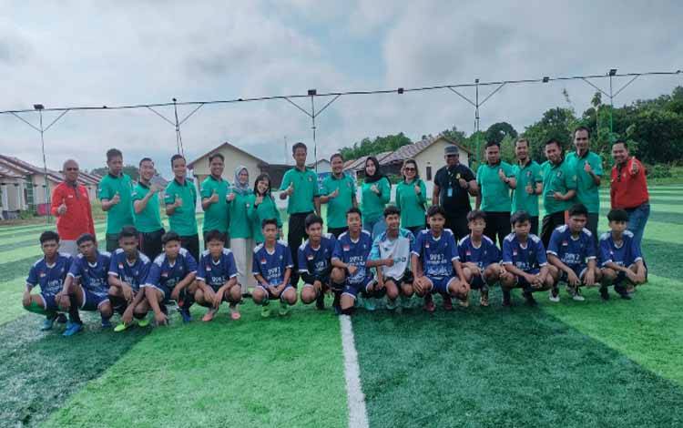 Sejumlah panitia foto bersama tim sepak bola ad aturnamen sepak bola mini di Lapangan MCP Kasongan.
