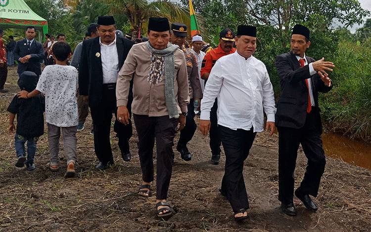 Bupati Kotawaringin Timur, Halikinnor mengunjungi lokasi pembangunan Pondok Pesantren Darul Hijrah 5 di Desa Lampuyang, Kecamatan Teluk Sampit, Sabtu, 11 Maret 2023. (FOTO: DEWIP*?