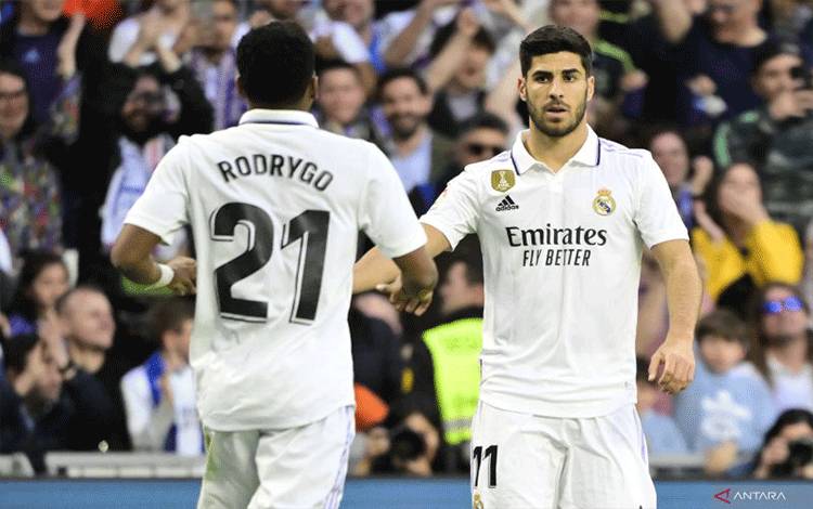 Selebrasi Marco Asensio (kanan) setelah mencetak gol ketiga Real Madrid dalam pertandingan Liga Spanyol pekan ke-26 lawan Espanyol di Santiago Bernabeu pada 11 Maret 2023. ANTARA/AFP/JAVIER SORIANO