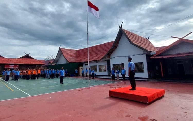 Kepala Lapas Sampit saat memimpin upacara pembukaan Pekan Olahraga Warga Binaan Pemasyarakatan di lapangan Lapas Sampit. (FOTO: IST)