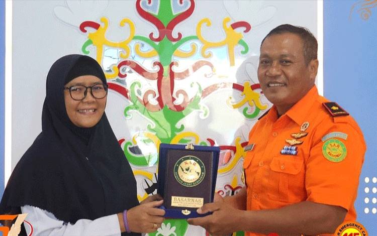 Kepala BMKG Kota Palangka Raya Catur Winarti saat menerima cendera mata dari Kepala Kantor Pencarian dan Pertolongan Basarnas Palangka Raya Alit Supartana (FOTO : BMKG)