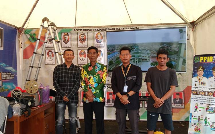 Kepala Diskominfo Kapuas, Hartoni U Sawang (baju batik) saat meninjau stand Diskominfo di lokasi Kapuas Expo 2023. (FOTO: IST)
