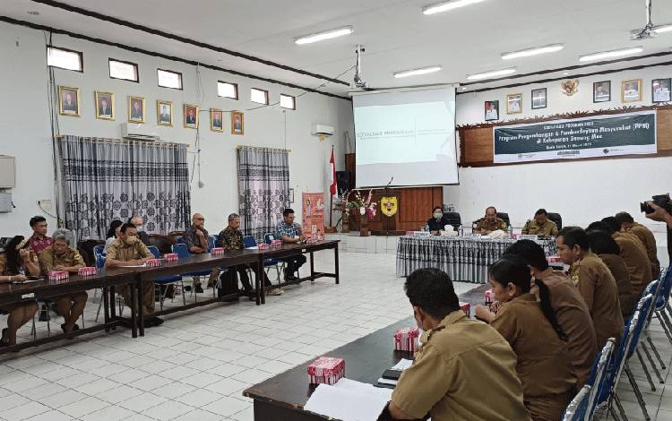Suasana sosialisasi program Yayasan Tambuhak Sinta tahun 2023 di Kabupaten Gunung Mas, Selasa, 14 Maret 2023. (FOTO: RISKA YULYANA)?