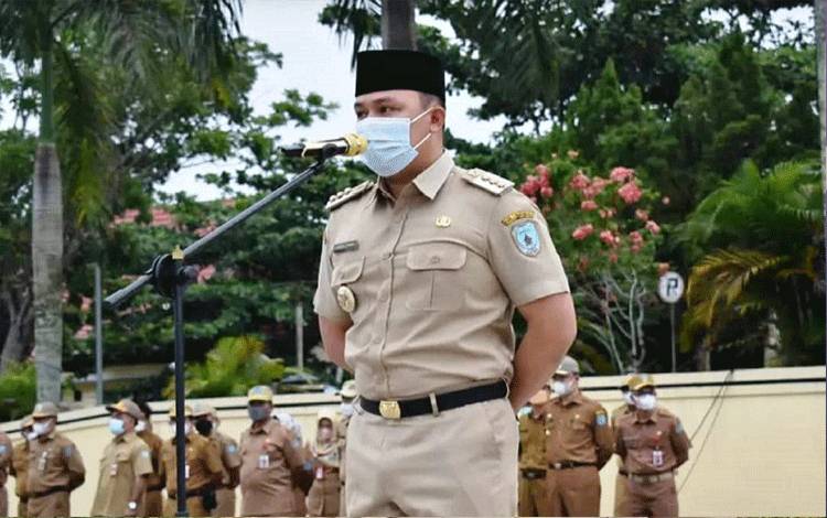 Bupati Hendra Lesmana saat memimpin apel gabungan di Halaman Kantor Setda Lamandau. (FOTO : HENDI NURFALAH)