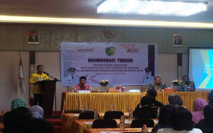 Wali Kota Palangka Raya Fairid Naparin membuka Bimtek BOSP. (FOTO: HENDRI)