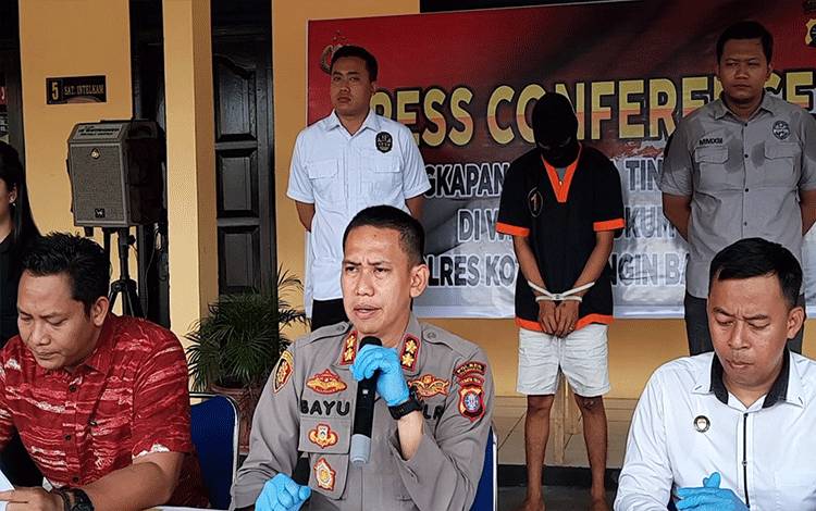 Kapolres Kobar AKBP Bayu Wicaksono saat menyampaikan ungkap kasus begal yang dilakukan tersangka PJ. (Foto : Danang)