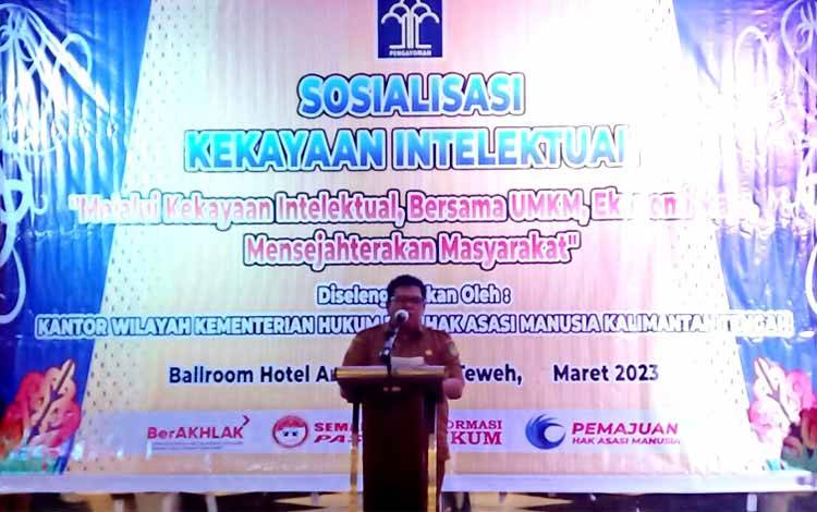 Kepala Disnakertranskop UKM Barito Utara M Mastur memberikan sambutan pada sosialisasi kekayaan Kekayaan intelektual di Muara Teweh. (FOTO: DHANI)