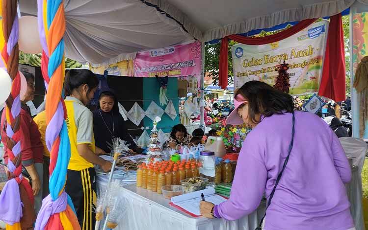Stand pameran TK Santo Yosef didatangi pengunjung Gebyar Panen Hasil Belajar Implementasi Kurikulum Merdeka yang dilaksanakan di Halaman Kantor Wali Kota Palangka Raya pada Jumat, 17 Maret 2023.(FOTO: TESTI PRISCILLA)