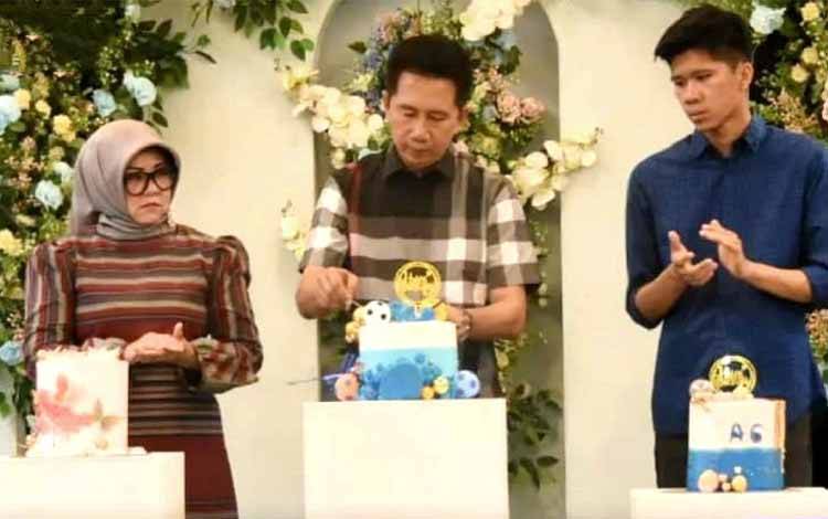 Bupati Barito Utara didampingi ketua TP PKK Sri Hidayati Nadalsyah dan Akhmad Gunadi saat memotong kue ulang tahunnya pada kegiatan ramah tamah di rumah jabatan bupati, Kamis malam. 16 Maret 2023. (FOTO: DHANI)