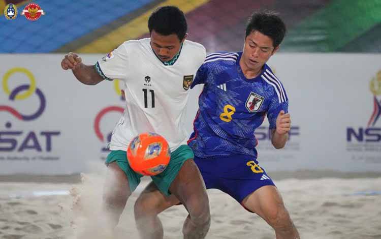Pemain timnas Indonesia Bagus Dwi Ambara (kiri) sedang bertarung memperebutkan bola dengan pemain Jepang pada pertandingan Grup C Piala Asia sepak bola pantai 2023 yang dimainkan di Jomtien beach arena, Pattaya, Thailand, Jumat (17/3/2023). (ANTARA/HO/PSSI)