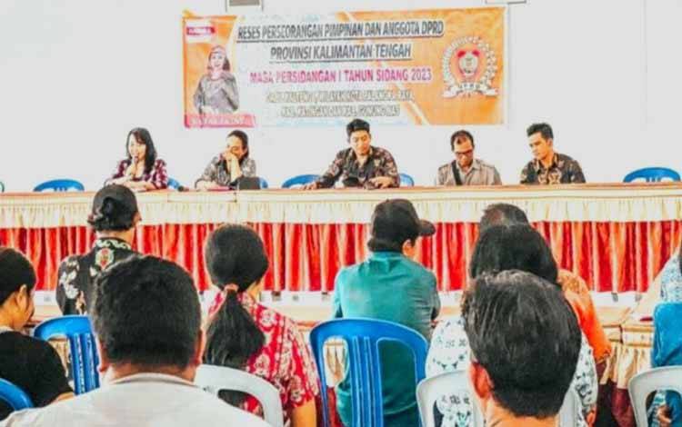 Legislator Kalteng, Natalia (paling kiri didepan) saat melaksanakan reses di wilayah Kabupaten Katingan haru-baru ini. (FOTO: DOK RESES NATALIA)