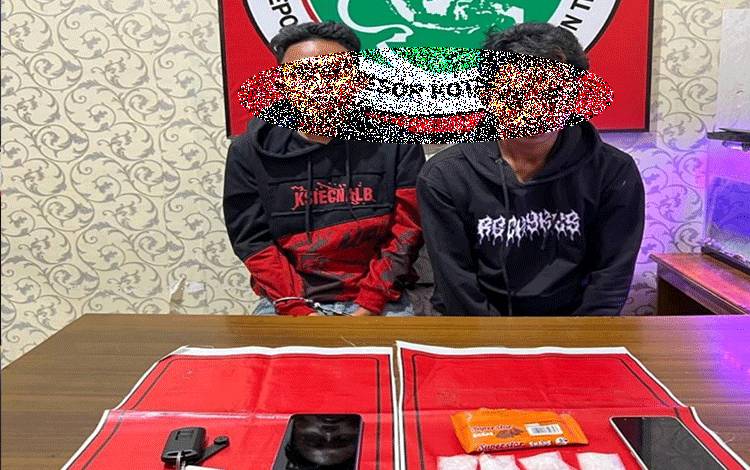 Kedua pelaku pengedar narkoba saat diamankan bersama barang buktinya di Mapolres Kotim, Sabtu, 18 Maret 2023. (FOTO: IST)