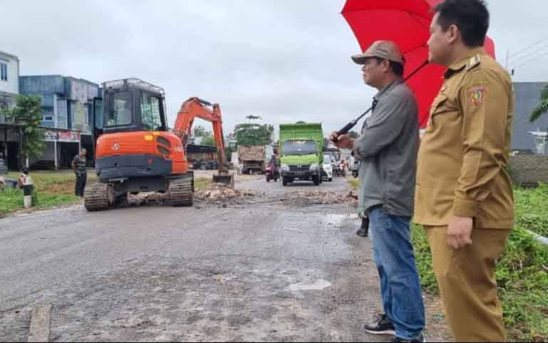 Anggota DPRD Kobar saat turun meninjau perbaikan jalan A Yani Pangkalan Banteng. (FOTO : Alman Riansyah)