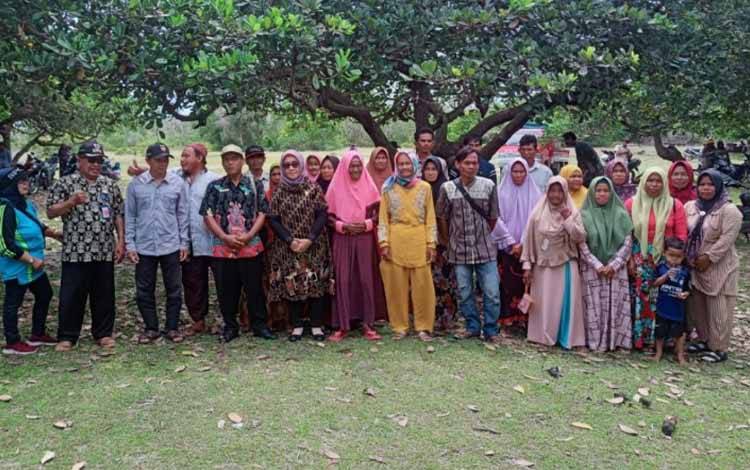 Anggota DPRD Kalteng, Siti Nafsiah (enam dari kiri didepan) ketika melaksanakan reses di Kelurahan Kuala Kurun, Gumas dan bertemu dengan warga serta menyerap aspirasi terkait permintaan bantuan kendaraan pengangkut sampah kepada pemda. (FOTO: DOK RESES SITI NAFSIAH)