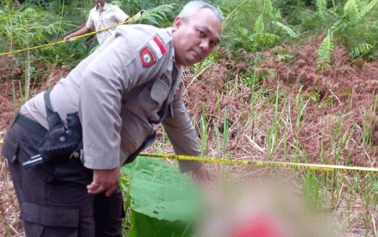 Anggota kepolisian Polres Kapuas Hulu saat melakukan olah tempat kejadian perkara (TKP) penemuan mayat bayi di jalan lingkar Mupa Desa Pala Pulau Kecamatan Putussibau Utara, Kabupaten Kapuas Hulu Provinsi Kalimantan Barat. ANTARA/HO-Humas Polres Kapuas Hulu.