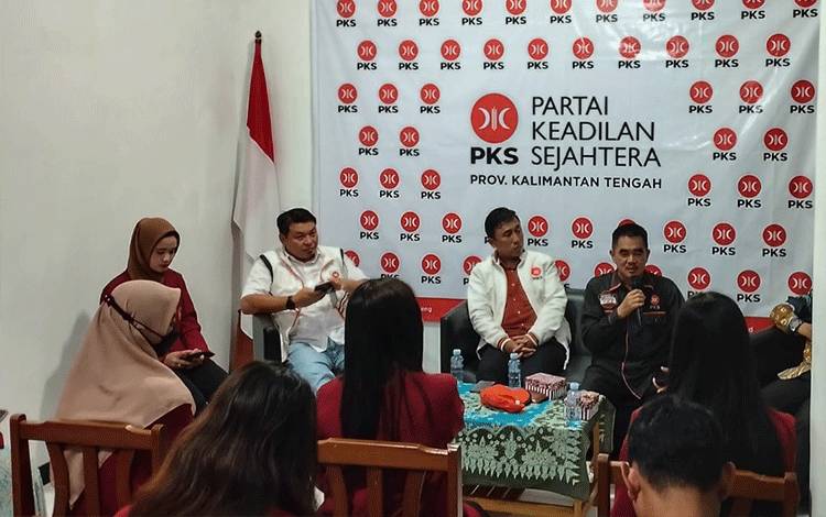Mahasiswa Universitas Muhammadiyah Palangka Raya belajar politik di kantor DPW PKS, Selasa, 21 Maret 2023.?(FOTO : PATHUR)