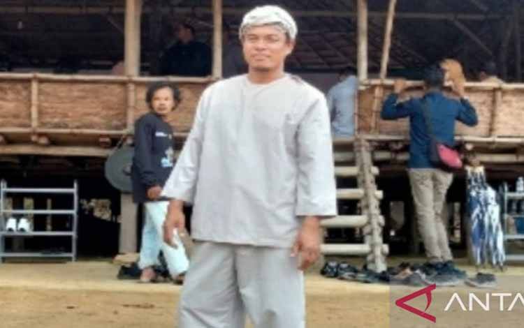Petugas bidang pemeliharaan dan perlengkapan Kampung Adat Gebong Memarong, Johan. ANTARA/Kasmono