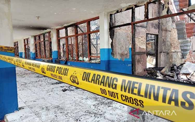 Bangunan gedung LPPM Universitas Palangka Raya (UPR) usai terbakar hanya tersisa puing-puing, Rabu (22/3/2023). ANTARA/Adi Wibowo