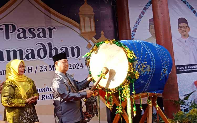 Bupati Kotawaringin Timur Halikinnor dan Wakil Bupati Irawati membuka pasar Ramadan di Taman Kota Sampit, Kamis, 23 Maret 2023. (FOTO: DEWIP)