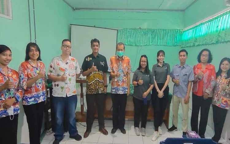Jajaran RSUD Kapuas saat menerima kunjungan RS Primaya Betang Pambelum Palangka Raya. (FOTO: IST)