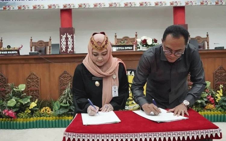 Wakil Wali Kota Palangka Raya, Umi Mastikah dan Ketua DPRD Sigit K Yunianto menandatangani LKPJ 2022. (FOTO: HUMAS)