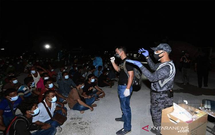 Departemen Imigrasi Malaysia (JIM) menahan sebanyak 156 Pendatang Asing Tanpa Izin (PATI) 42 diantaranya merupakan Warga Negara Indonesia (WNI) dalam penggerebekan di sebuah tempat tinggal ilegal di Cyberjaya, Ahad. ANTARA Foto/Ho-JIM (1)